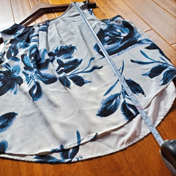 Flowy Blue Floral Blouse - Picture 6 of 6